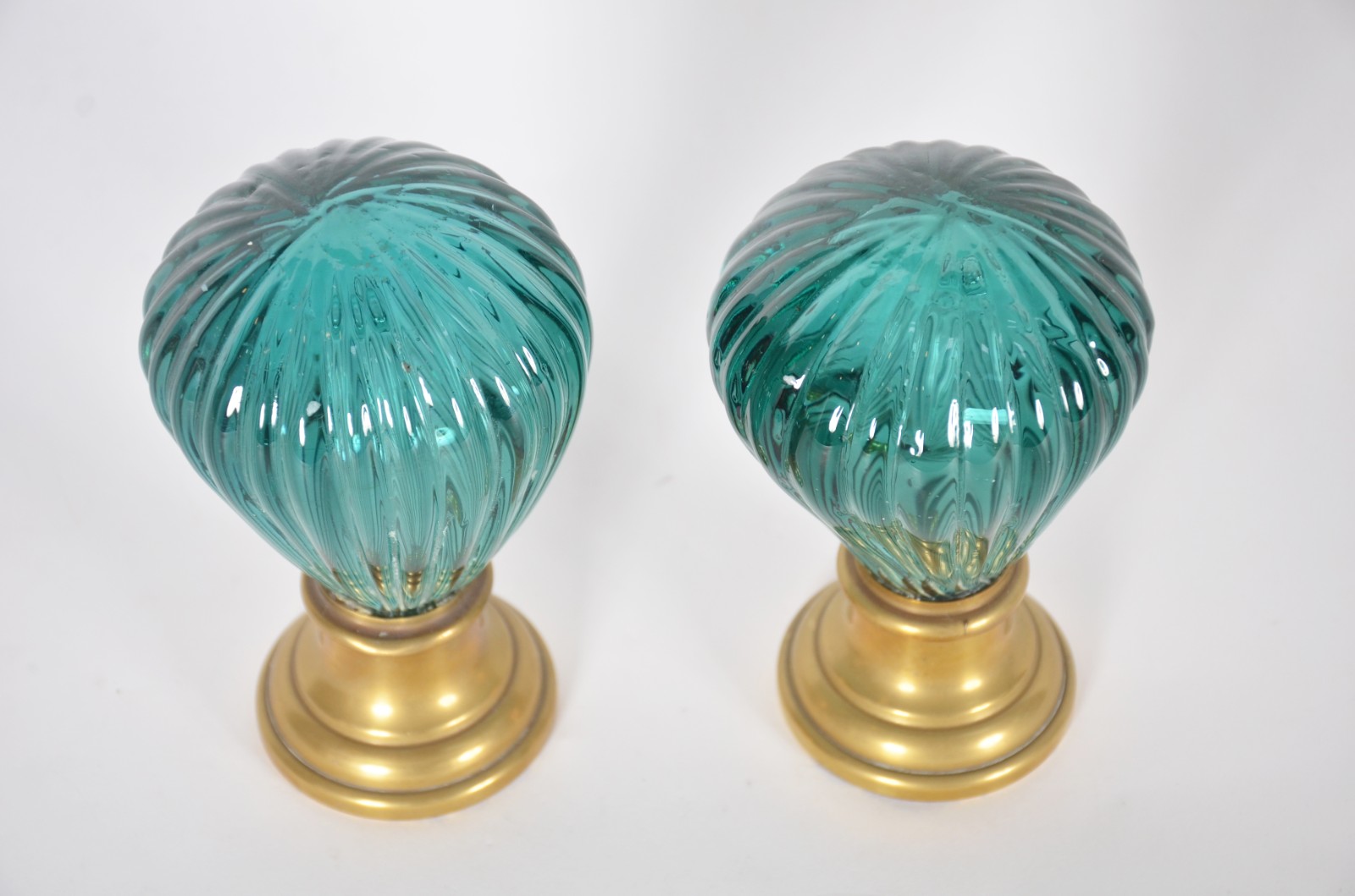 Par de pinhas de cristal verde trabalhado em gomos, bases de metal... - foto 2 de 5