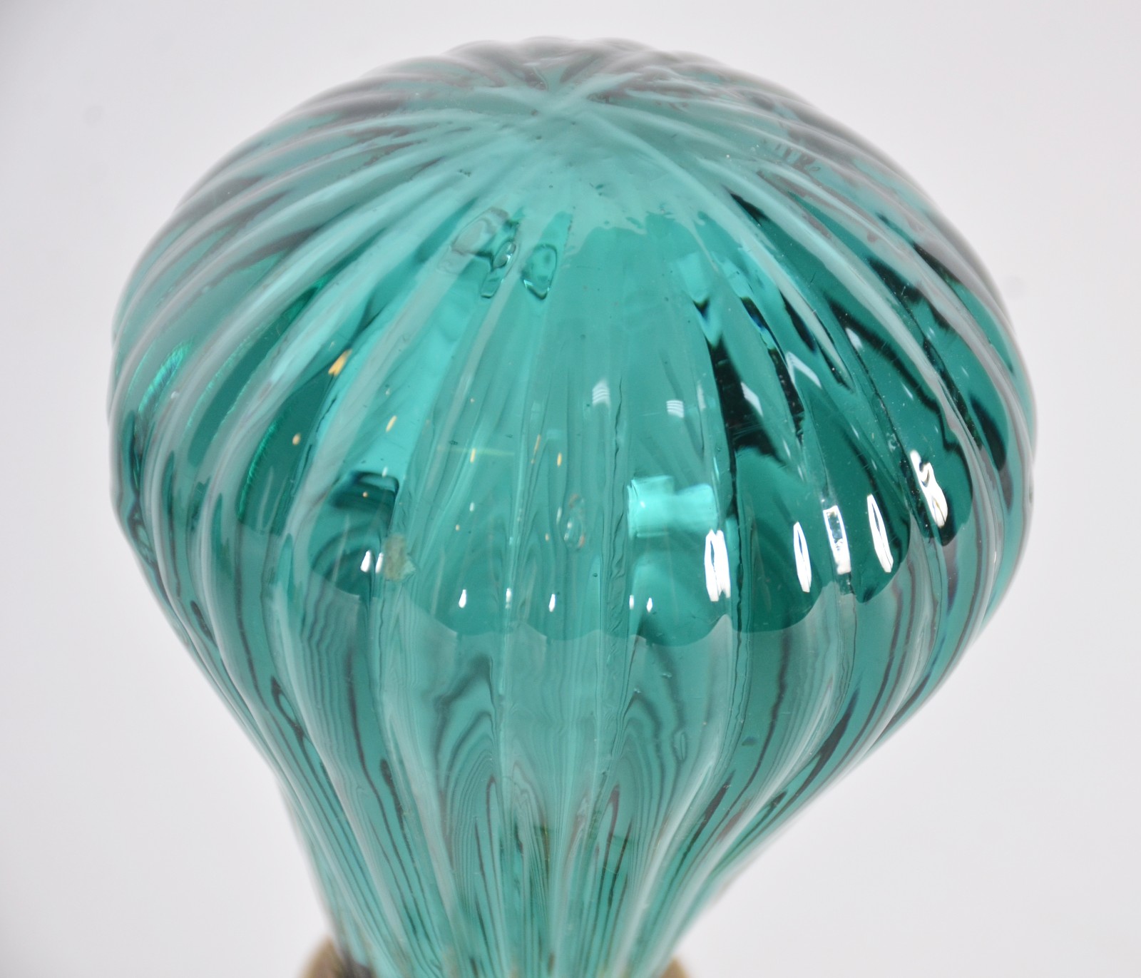Par de pinhas de cristal verde trabalhado em gomos, bases de metal... - foto 3 de 5