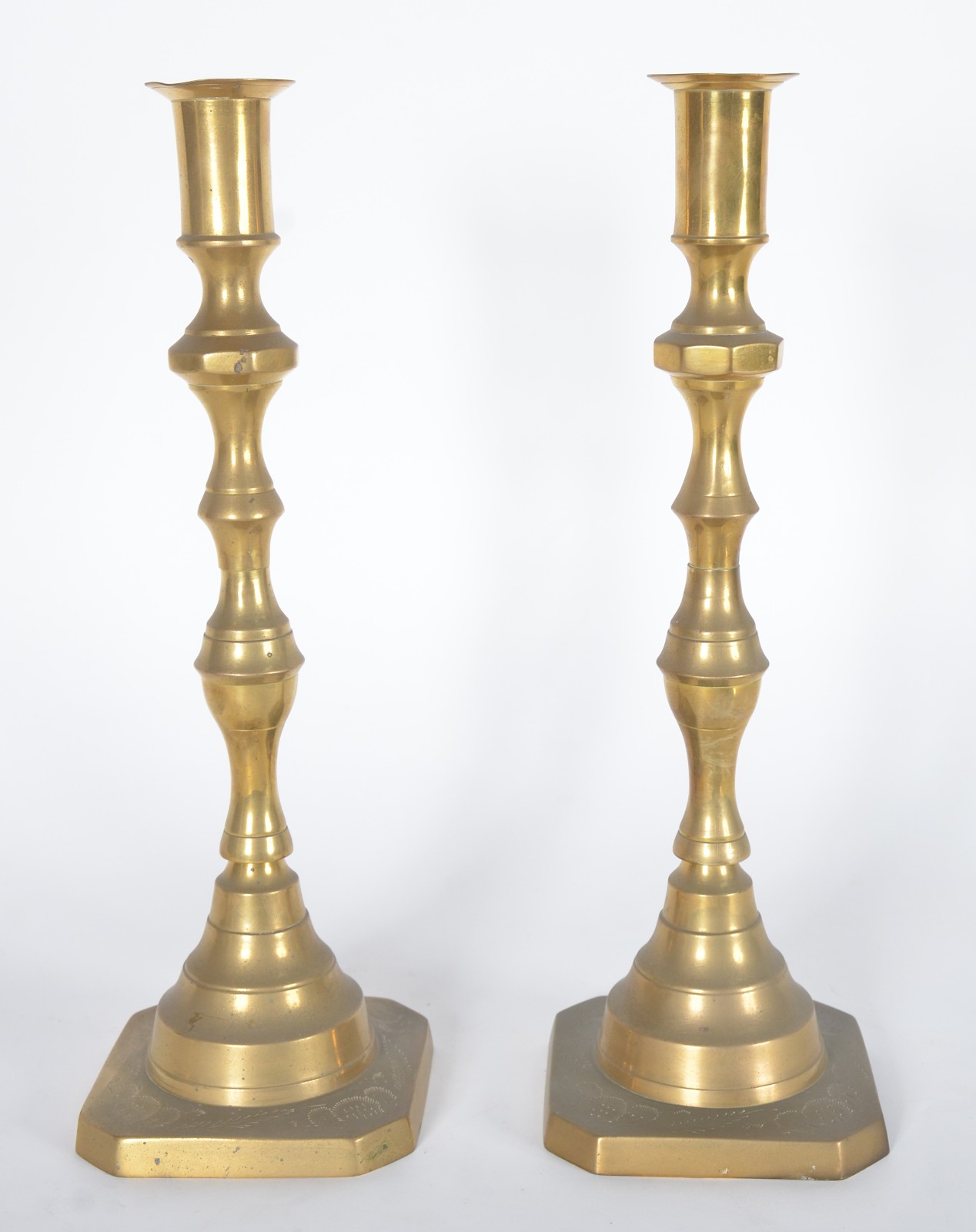 Par de castiçais e par de sapatas floreira de metal dourado... - foto 2 de 11