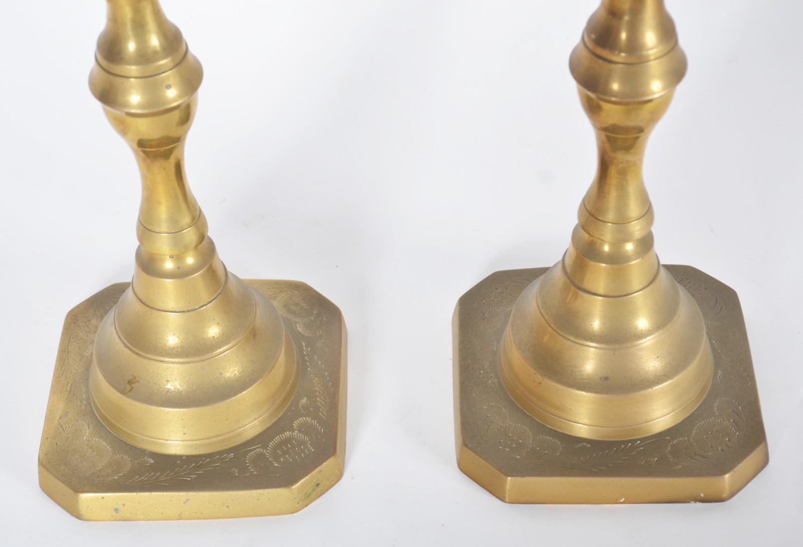 Par de castiçais e par de sapatas floreira de metal dourado... - foto 3 de 11