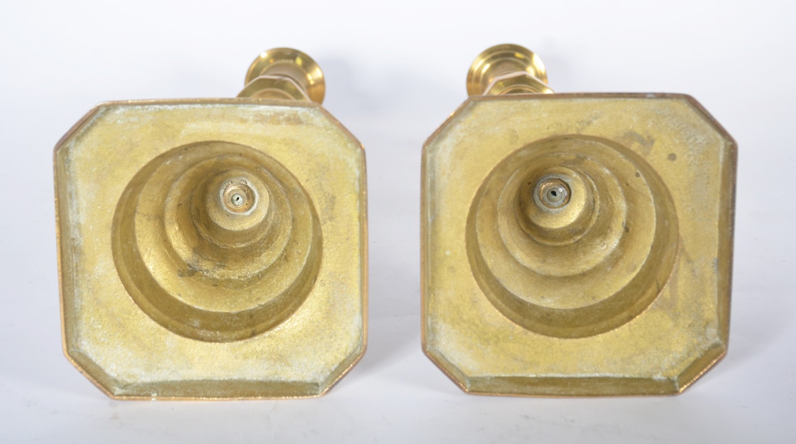Par de castiçais e par de sapatas floreira de metal dourado... - foto 4 de 11