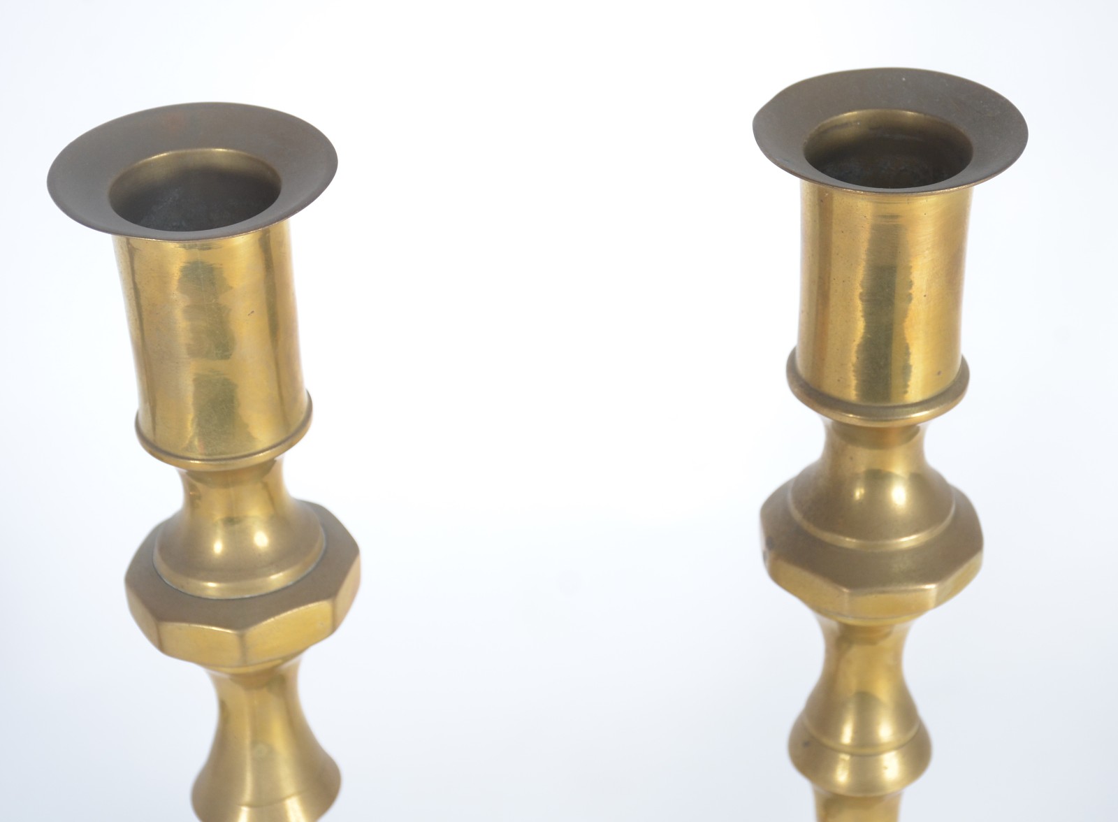 Par de castiçais e par de sapatas floreira de metal dourado... - foto 5 de 11
