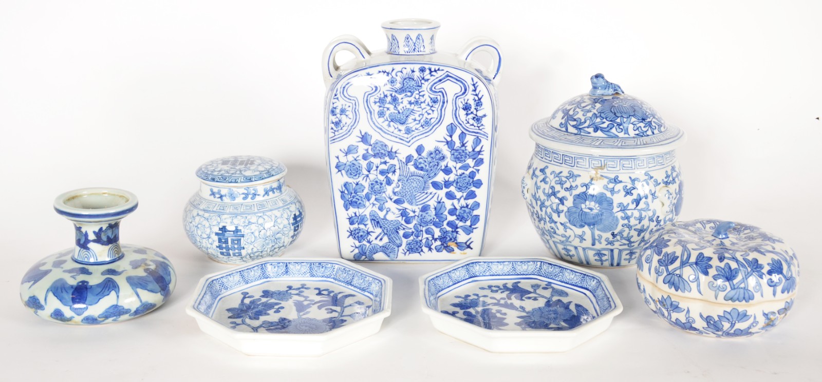Sete peças diversas de porcelana oriental azul e branca, sendo: 2... - foto 1 de 11