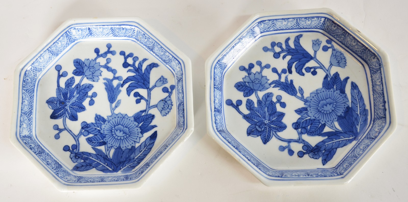 Sete peças diversas de porcelana oriental azul e branca, sendo: 2... - foto 2 de 11