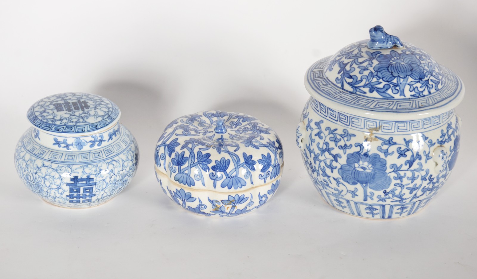 Sete peças diversas de porcelana oriental azul e branca, sendo: 2... - foto 7 de 11