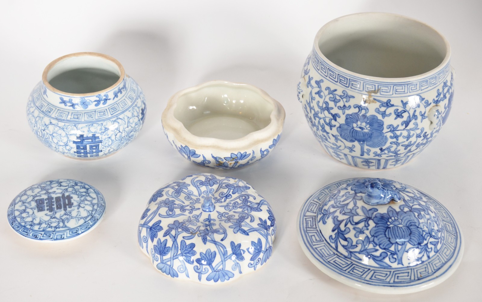 Sete peças diversas de porcelana oriental azul e branca, sendo: 2... - foto 8 de 11