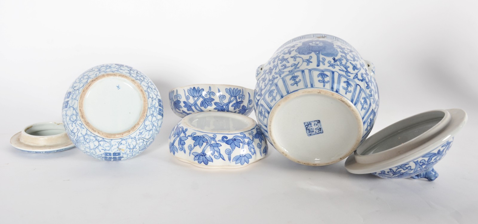 Sete peças diversas de porcelana oriental azul e branca, sendo: 2... - foto 9 de 11