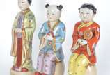 Três estatuetas de porcelana oriental policroma... - Três estatuetas de porcelana oriental policromada, representando Mãe e filhos.