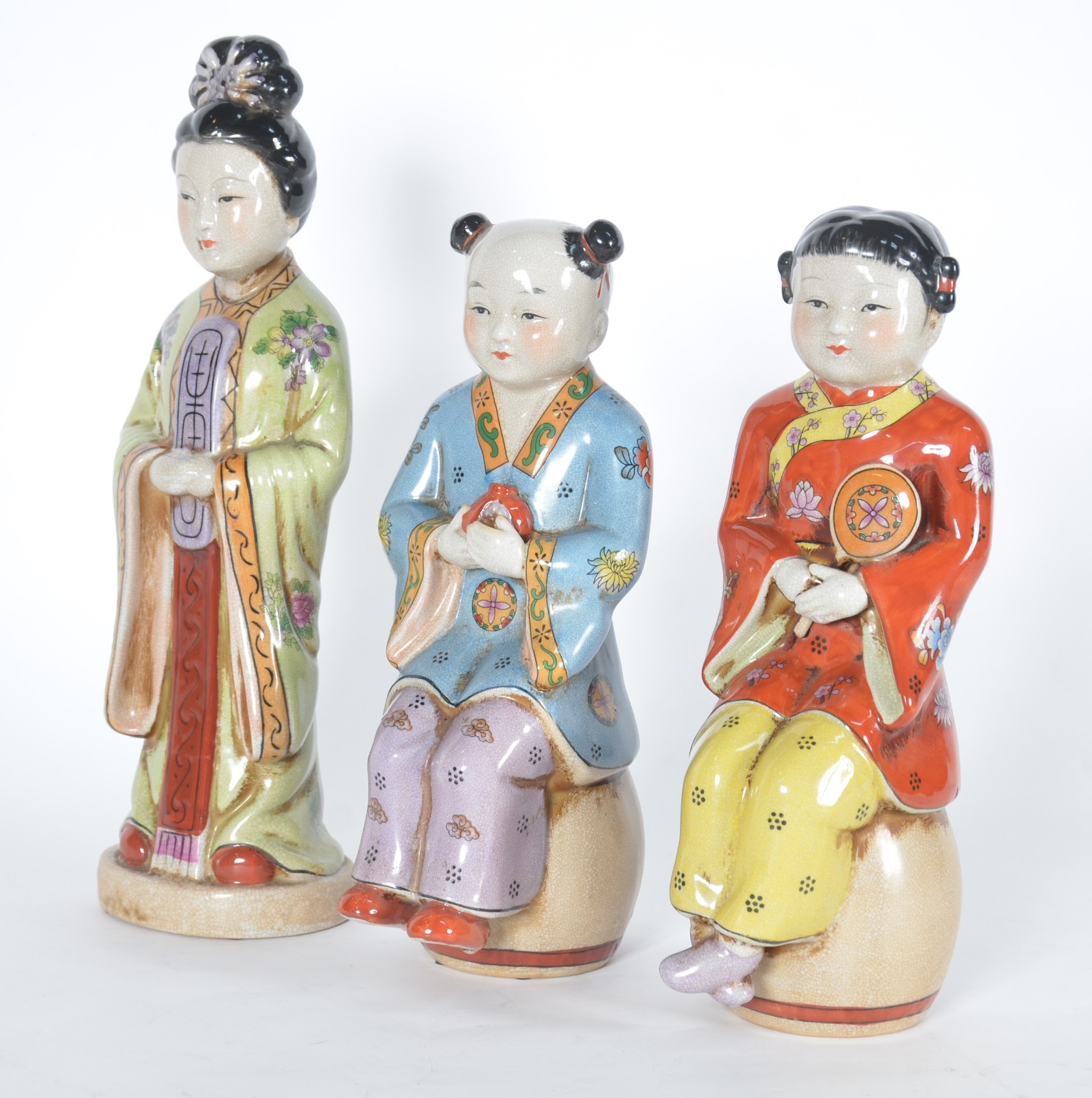 Três estatuetas de porcelana oriental policromada, representando Mãe... - foto 1 de 6