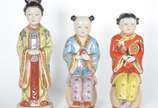 Três estatuetas de porcelana oriental policroma... - Três estatuetas de porcelana oriental policromada, representando Mãe e filhos.