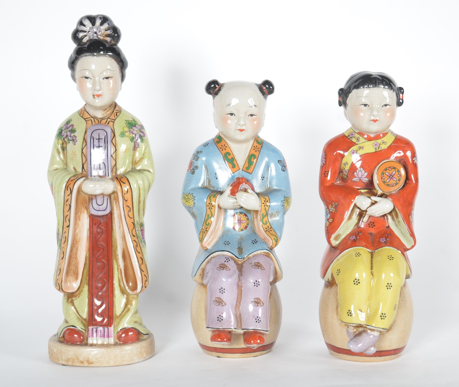 Três estatuetas de porcelana oriental policromada, representando Mãe... - foto 2 de 6