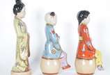 Três estatuetas de porcelana oriental policroma... - Três estatuetas de porcelana oriental policromada, representando Mãe e filhos.