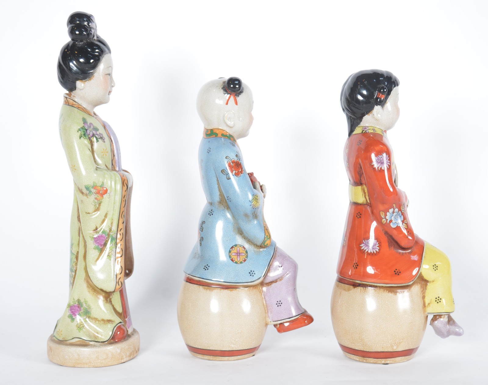 Três estatuetas de porcelana oriental policromada, representando Mãe... - foto 3 de 6