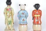 Três estatuetas de porcelana oriental policroma... - Três estatuetas de porcelana oriental policromada, representando Mãe e filhos.