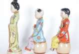 Três estatuetas de porcelana oriental policroma... - Três estatuetas de porcelana oriental policromada, representando Mãe e filhos.