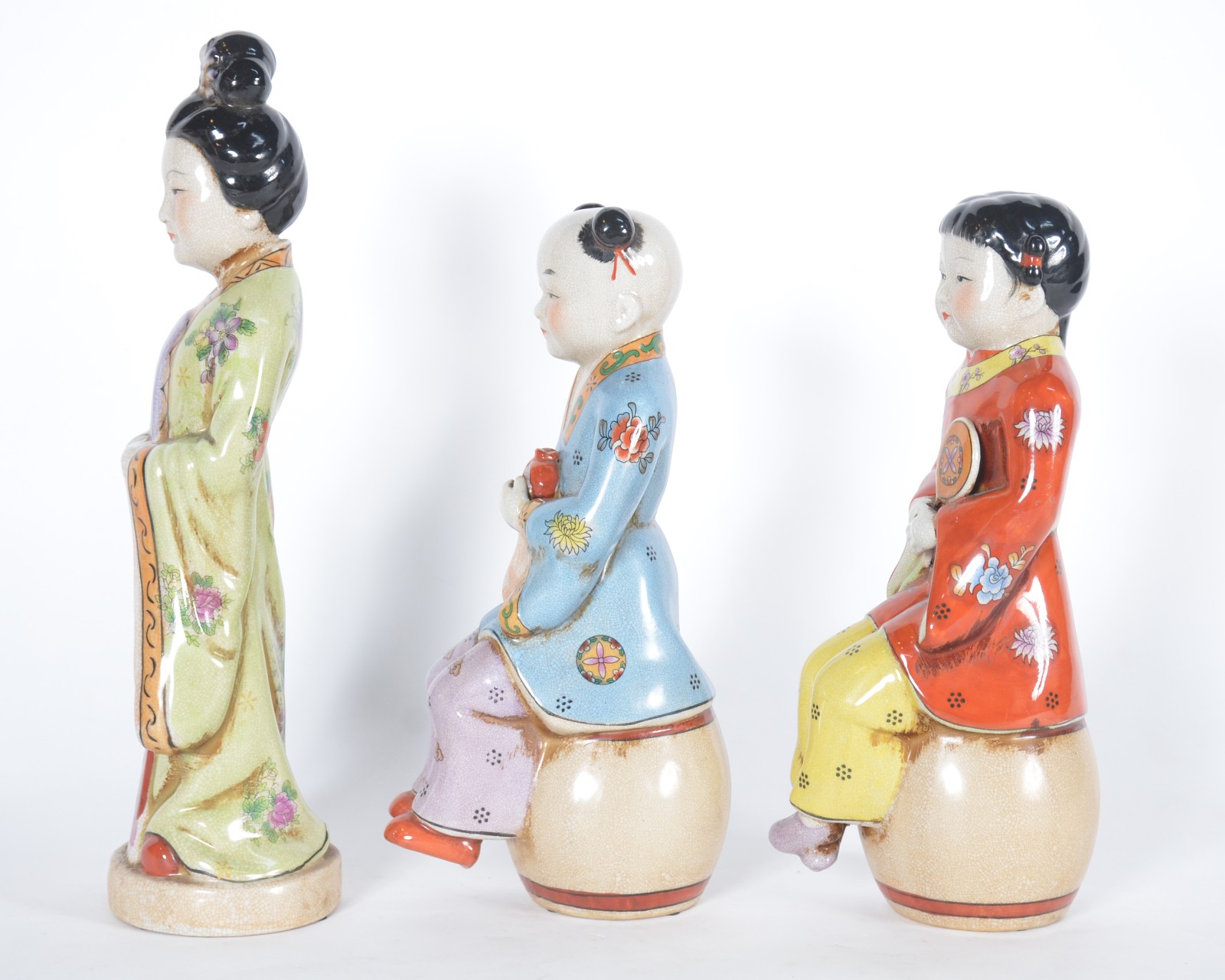Três estatuetas de porcelana oriental policromada, representando Mãe... - foto 5 de 6