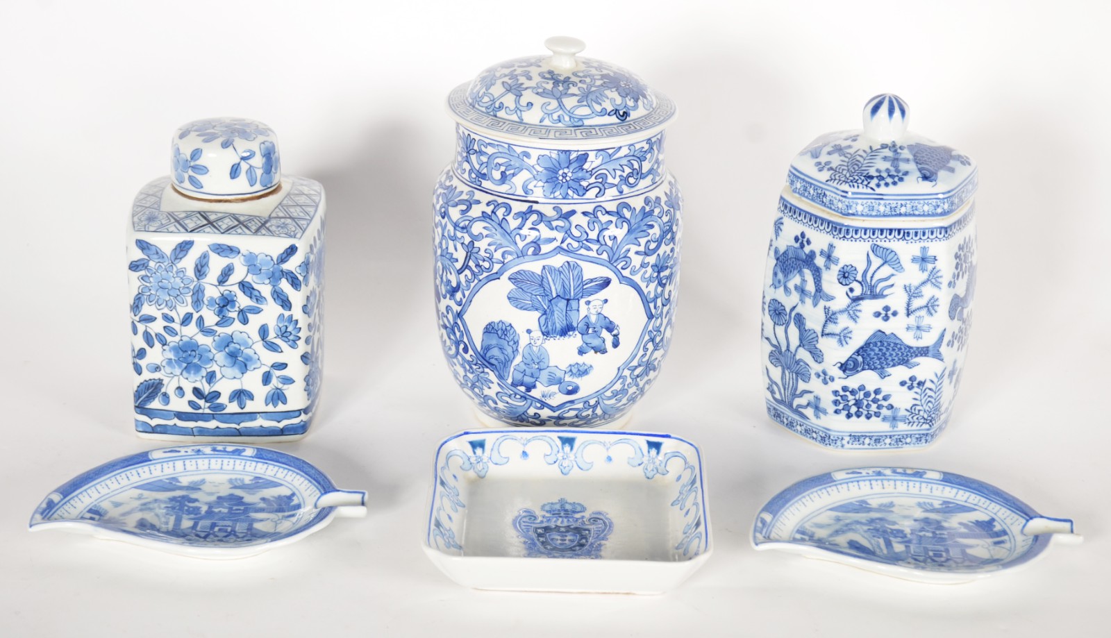 Seis peças diversas de porcelana oriental azul e branca, sendo: 3... - foto 1 de 11