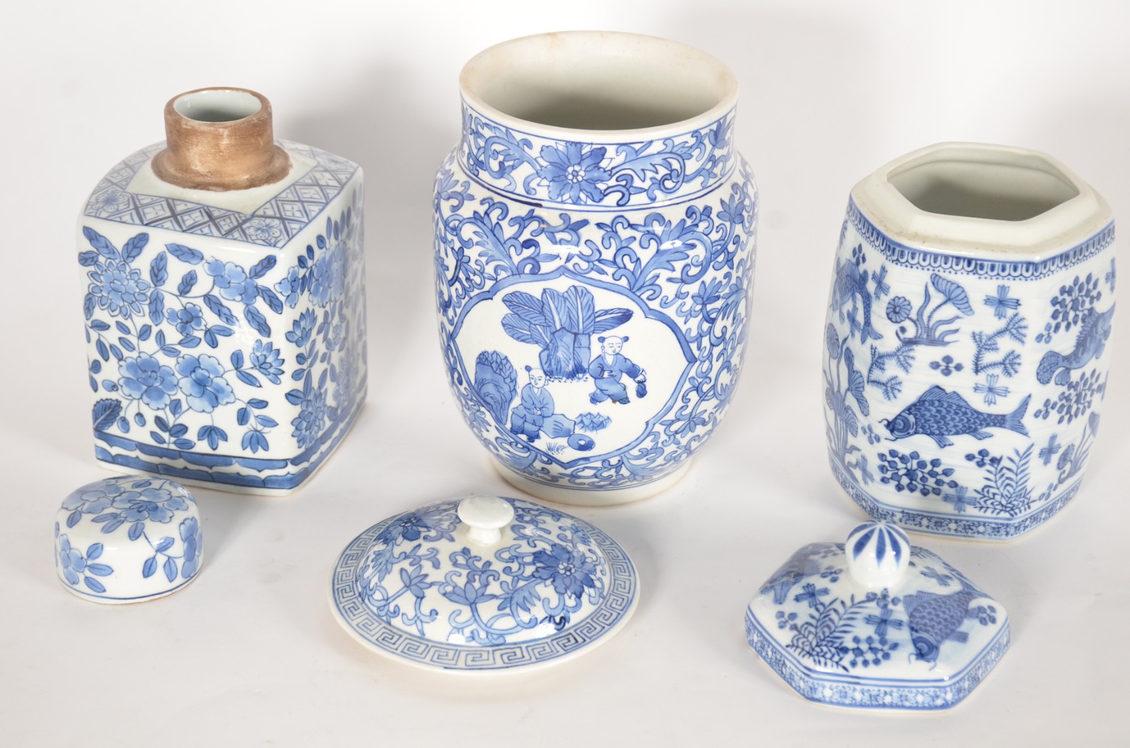 Seis peças diversas de porcelana oriental azul e branca, sendo: 3... - foto 2 de 11