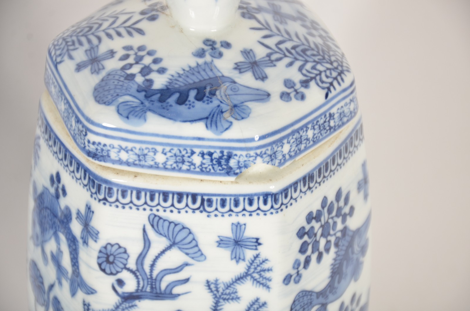 Seis peças diversas de porcelana oriental azul e branca, sendo: 3... - foto 3 de 11