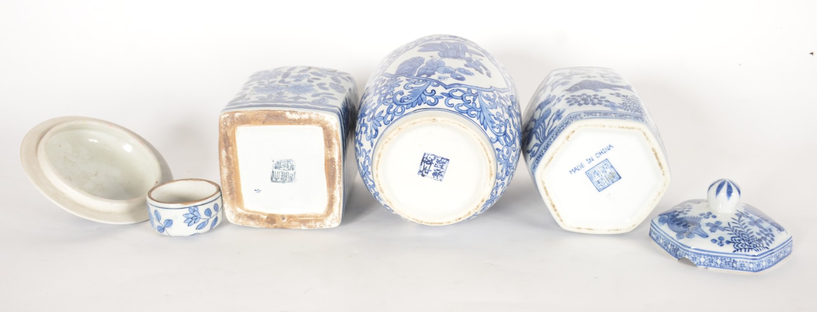 Seis peças diversas de porcelana oriental azul e branca, sendo: 3... - foto 4 de 11