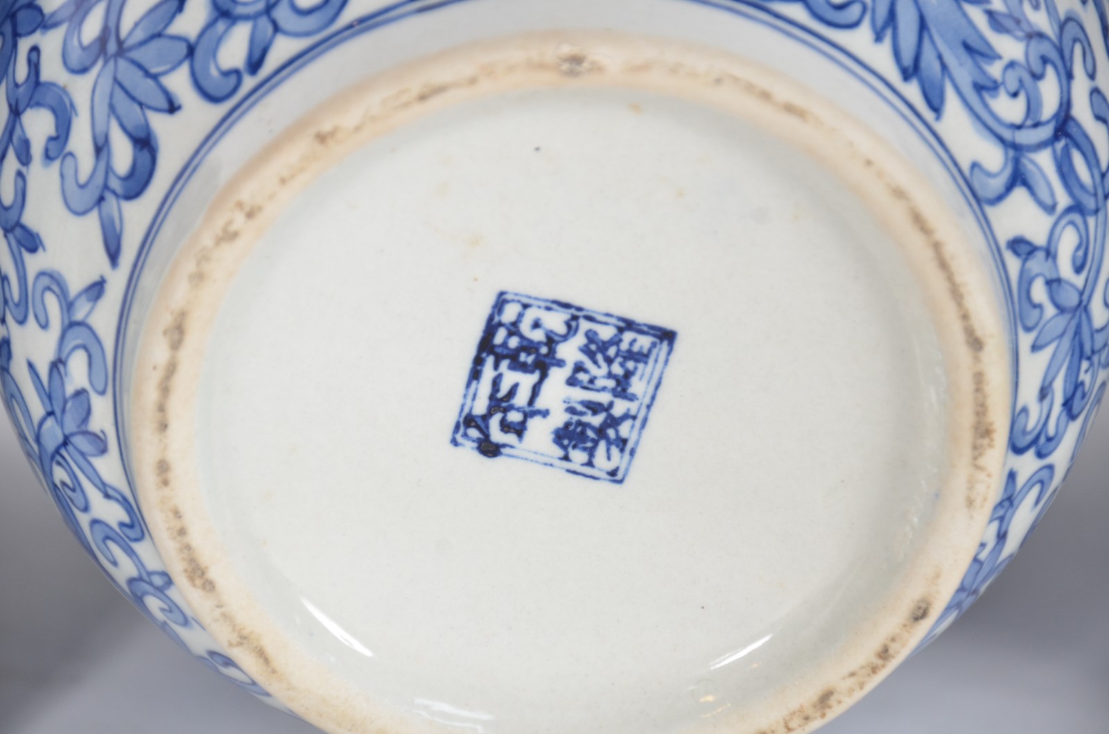 Seis peças diversas de porcelana oriental azul e branca, sendo: 3... - foto 6 de 11