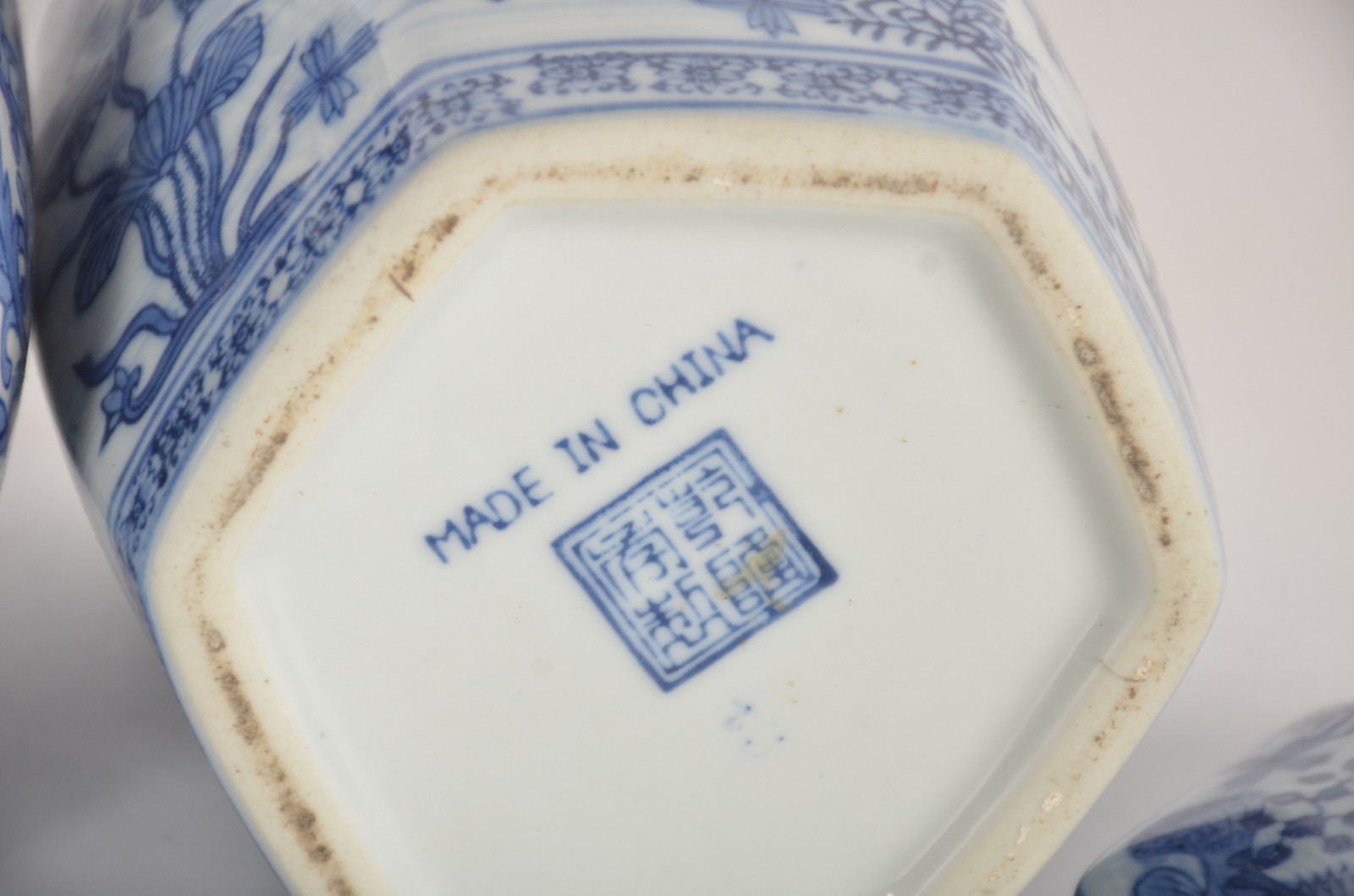 Seis peças diversas de porcelana oriental azul e branca, sendo: 3... - foto 7 de 11