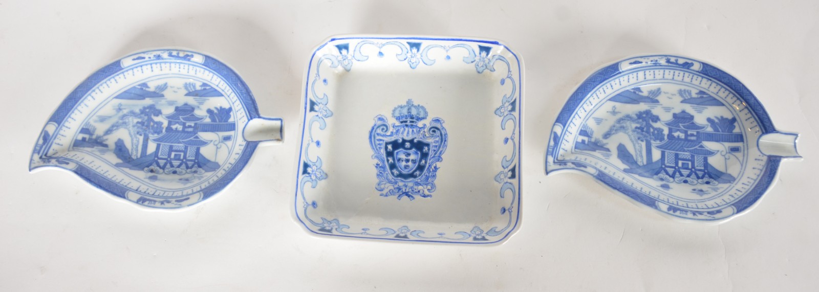Seis peças diversas de porcelana oriental azul e branca, sendo: 3... - foto 8 de 11