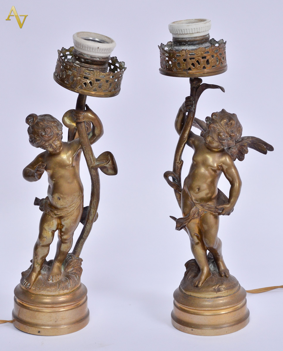 Par de abatjoures de bronze repres.anjos, alt.total 28 cm.