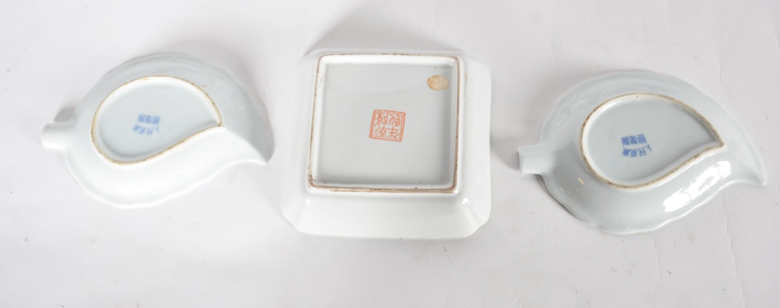 Seis peças diversas de porcelana oriental azul e branca, sendo: 3... - foto 9 de 11