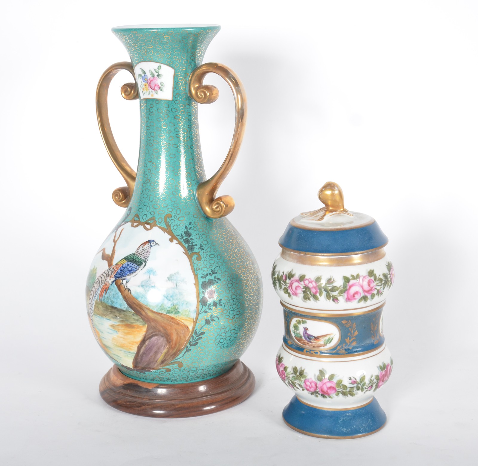 Dois vasos de porcelana policromada, sendo: um com alças Real e base... - foto 1 de 11