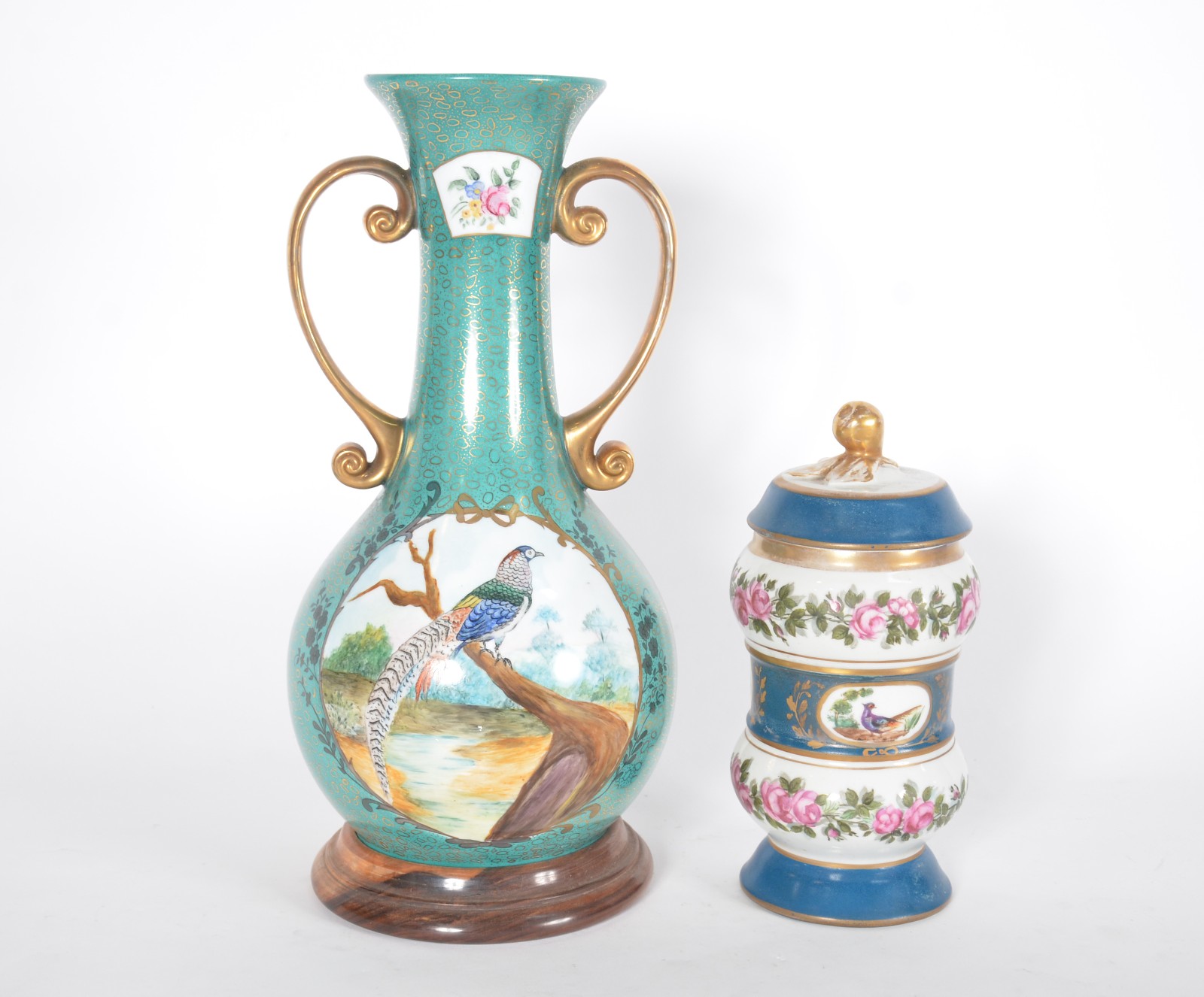Dois vasos de porcelana policromada, sendo: um com alças Real e base... - foto 2 de 11