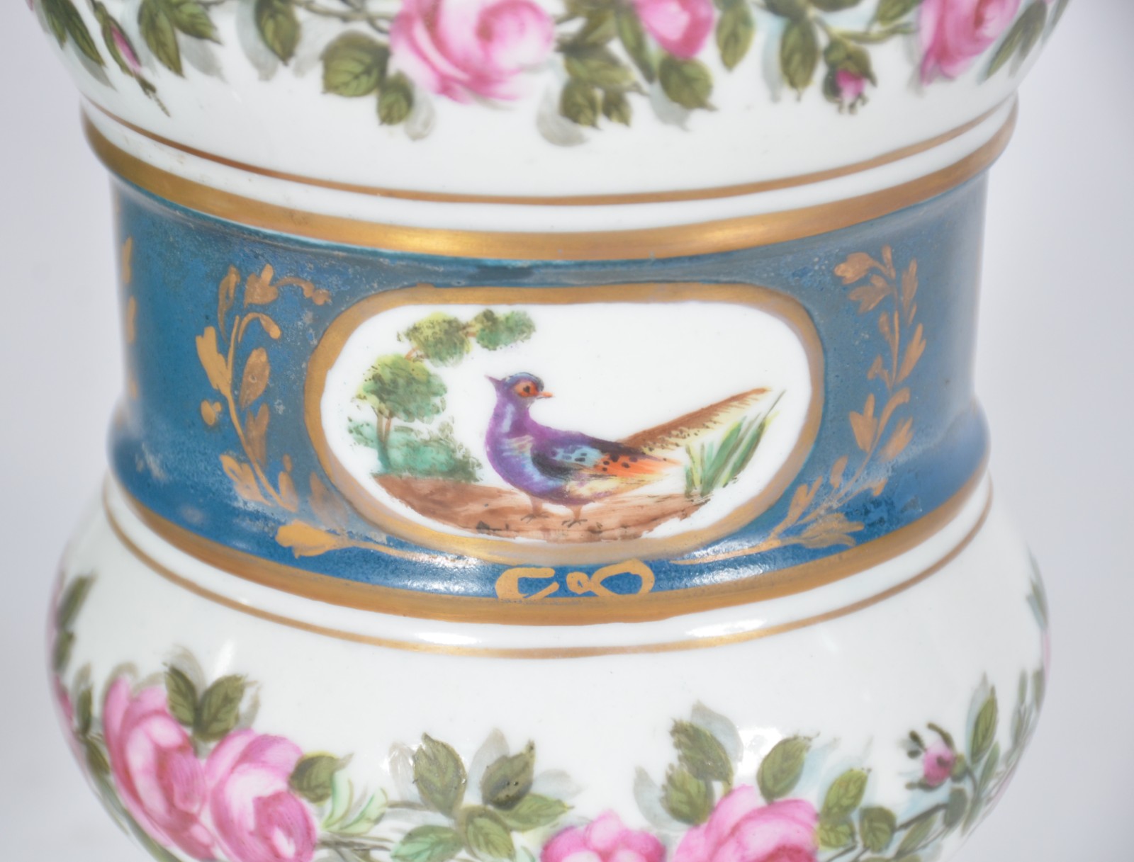 Dois vasos de porcelana policromada, sendo: um com alças Real e base... - foto 3 de 11