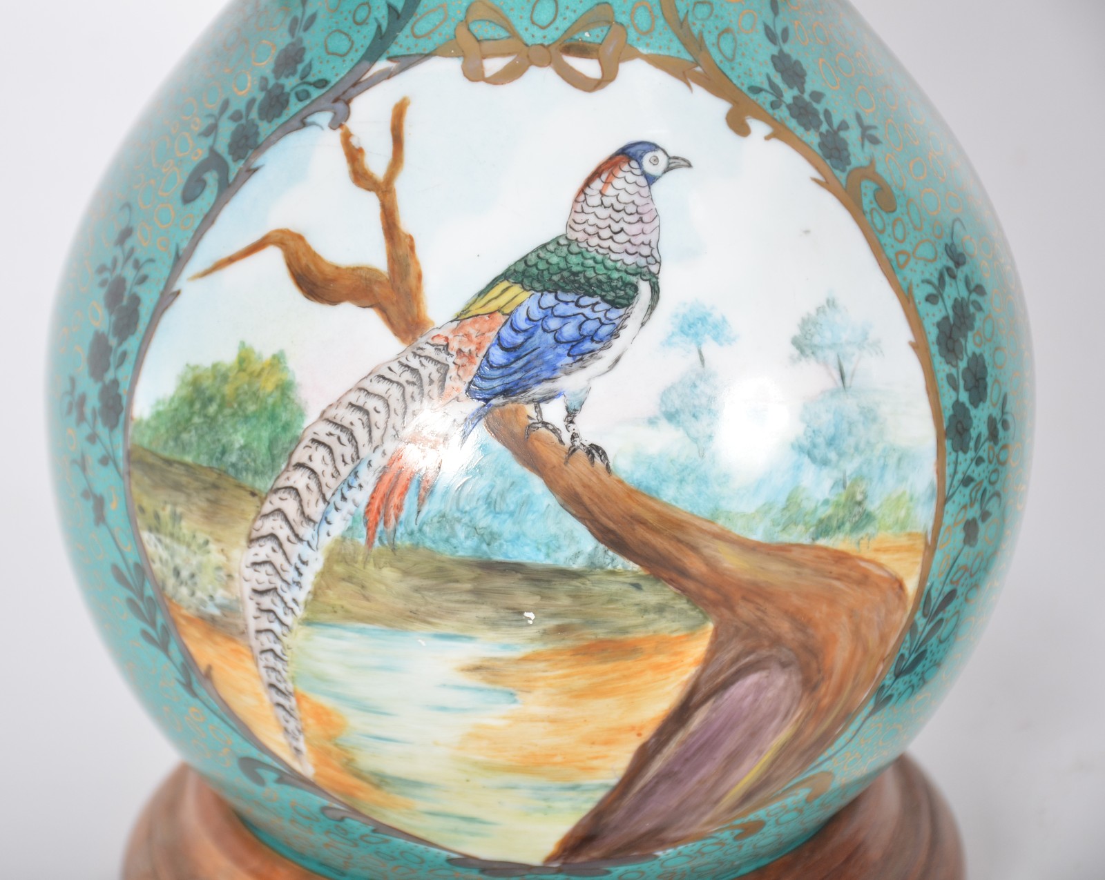 Dois vasos de porcelana policromada, sendo: um com alças Real e base... - foto 4 de 11