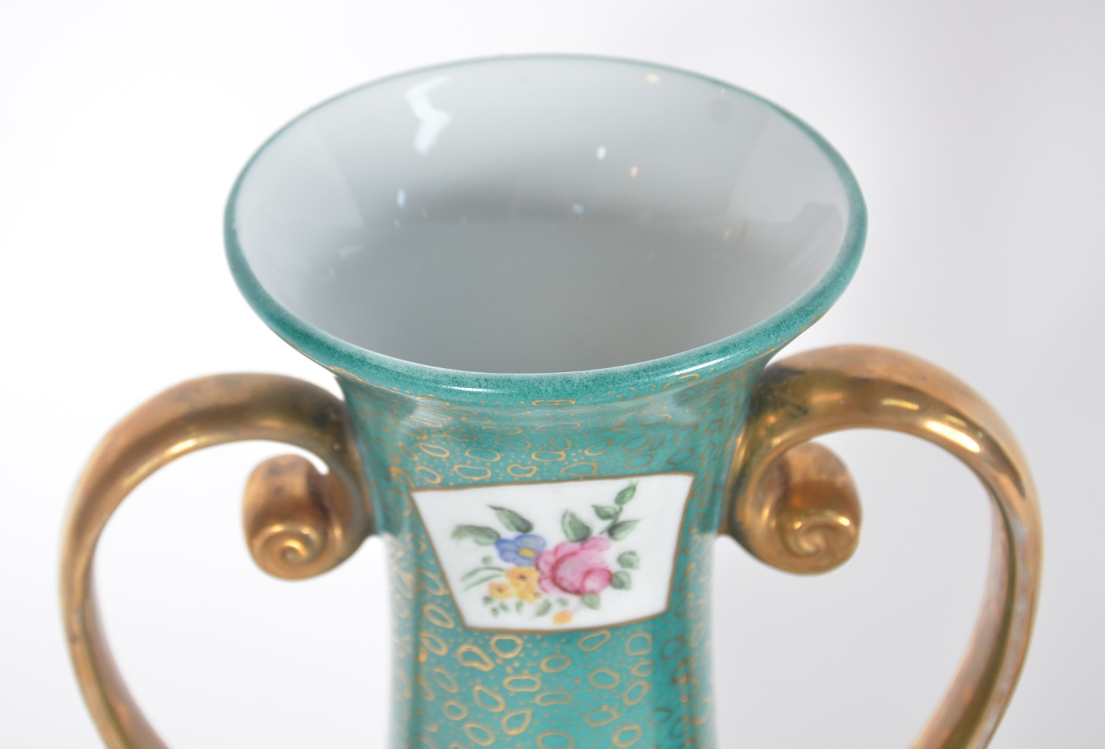 Dois vasos de porcelana policromada, sendo: um com alças Real e base... - foto 5 de 11