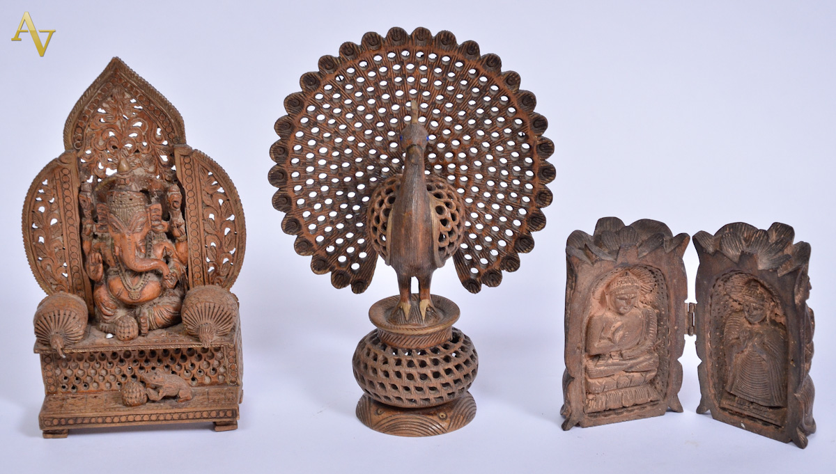 Tres pecas de madeira indiana, sendo Ganesha, Buda e pavão - Alts.20...