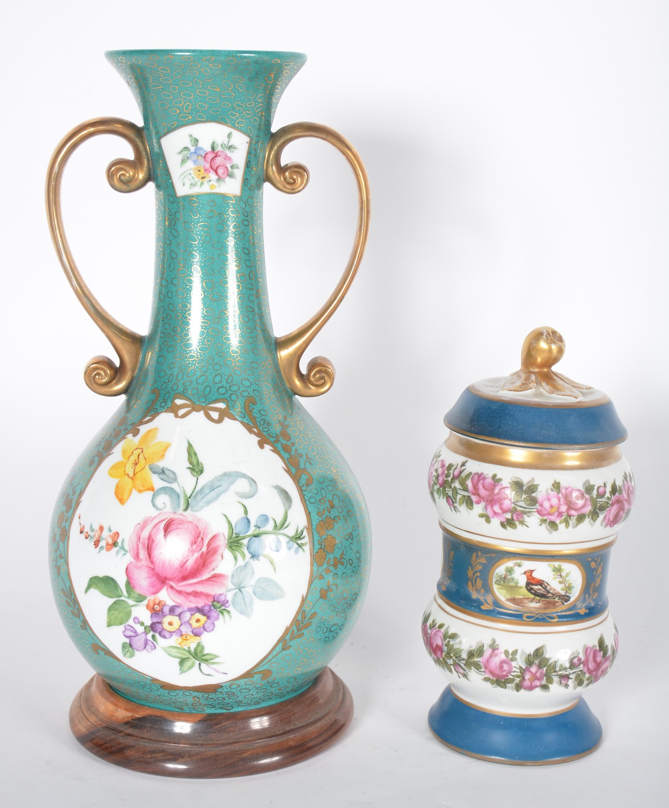Dois vasos de porcelana policromada, sendo: um com alças Real e base... - foto 6 de 11