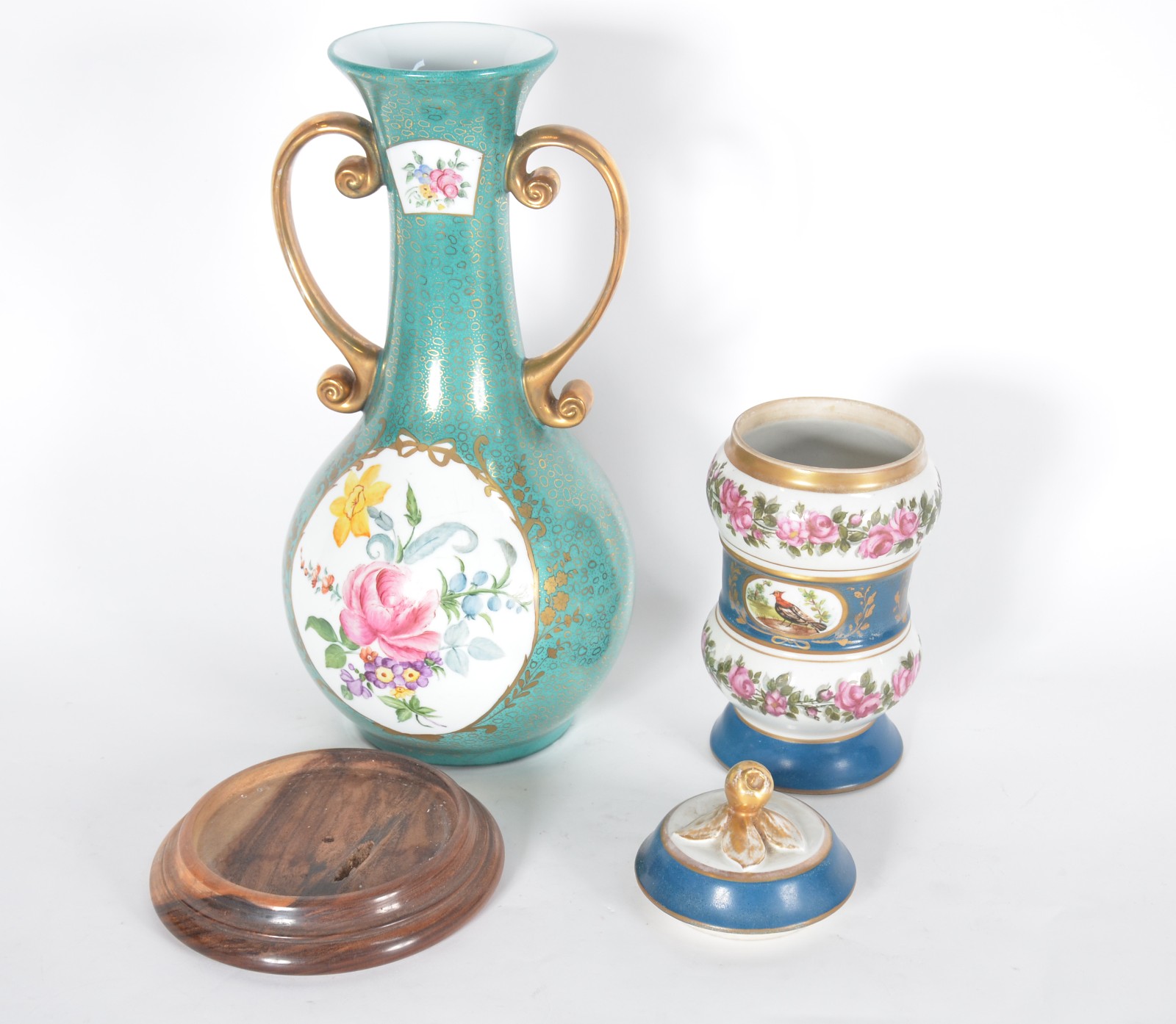 Dois vasos de porcelana policromada, sendo: um com alças Real e base... - foto 7 de 11