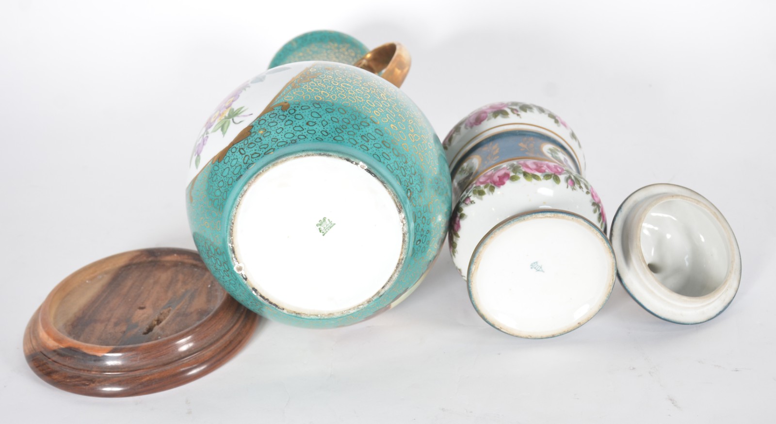 Dois vasos de porcelana policromada, sendo: um com alças Real e base... - foto 9 de 11
