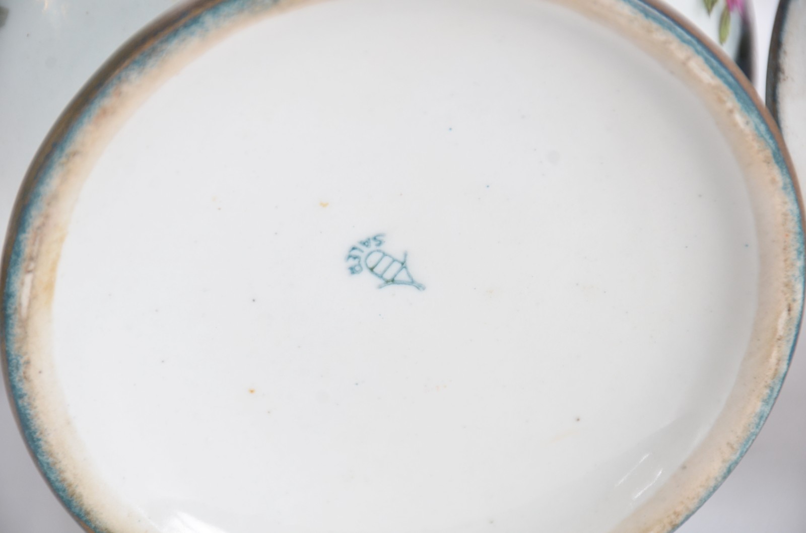 Dois vasos de porcelana policromada, sendo: um com alças Real e base... - foto 10 de 11