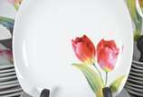 Serviço de jantar de porcelana "Dayhome", prato... - Serviço de jantar de porcelana "Dayhome", pratos feitio quadrado em design moderno decorados com flores em policromia, composto de: 12 pratos ra...