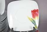 Serviço de jantar de porcelana "Dayhome", prato... - Serviço de jantar de porcelana "Dayhome", pratos feitio quadrado em design moderno decorados com flores em policromia, composto de: 12 pratos ra...