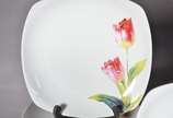 Serviço de jantar de porcelana "Dayhome", prato... - Serviço de jantar de porcelana "Dayhome", pratos feitio quadrado em design moderno decorados com flores em policromia, composto de: 12 pratos ra...