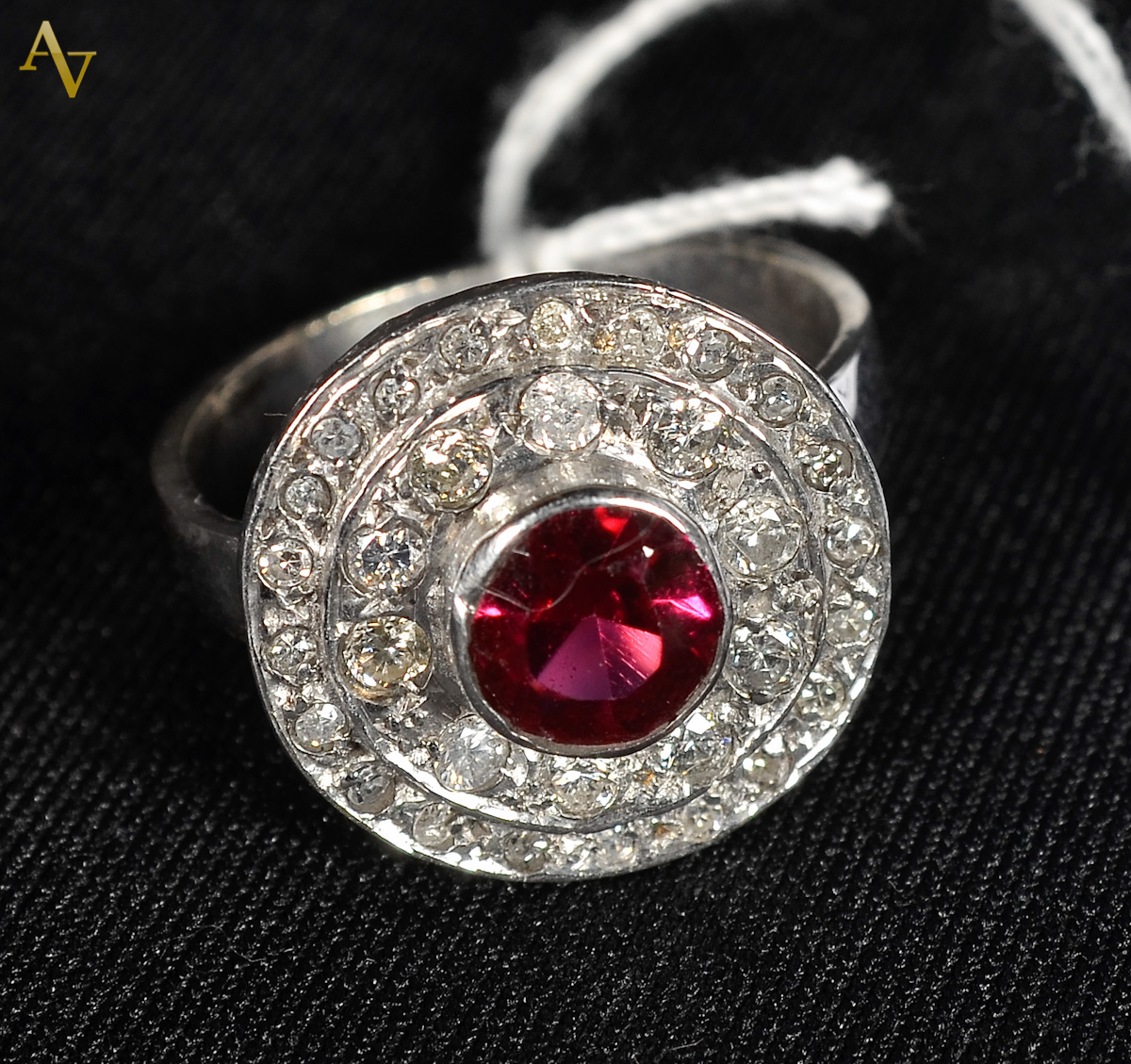 Anel de ouro branco com rubi oriental e brilhante aro 17,5 - 4,7gr.