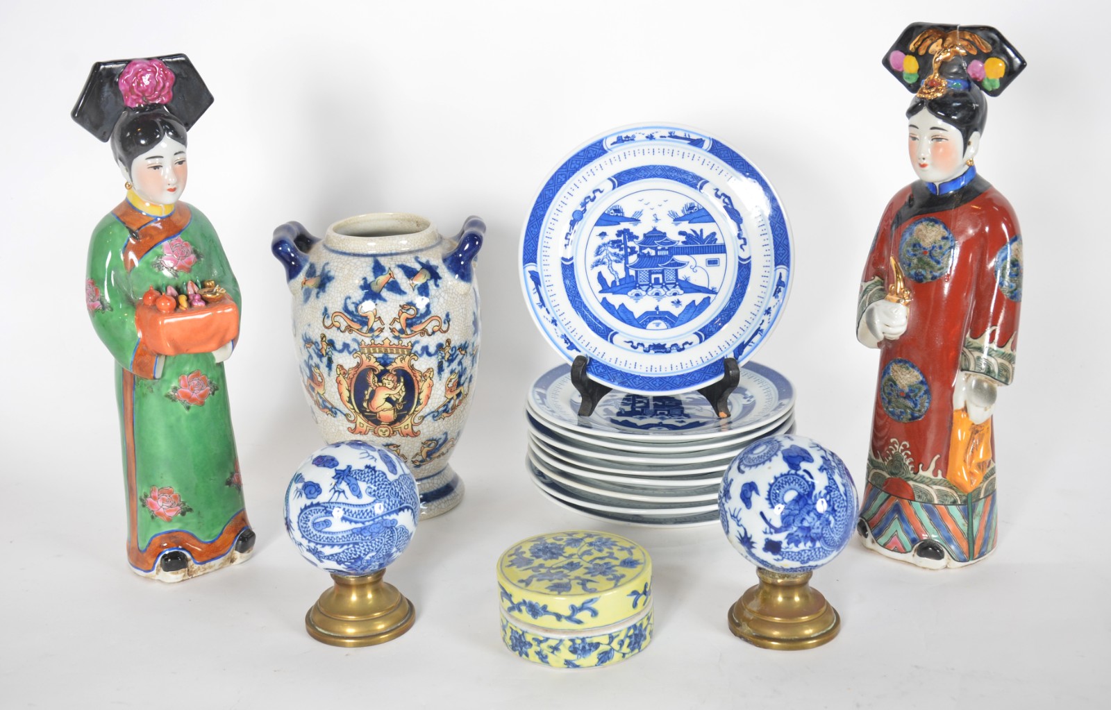 Quinze peças diversas de porcelana oriental, sendo: 9 pratos de... - foto 1 de 11