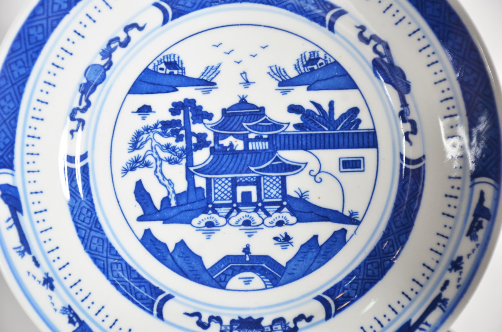 Quinze peças diversas de porcelana oriental, sendo: 9 pratos de... - foto 2 de 11