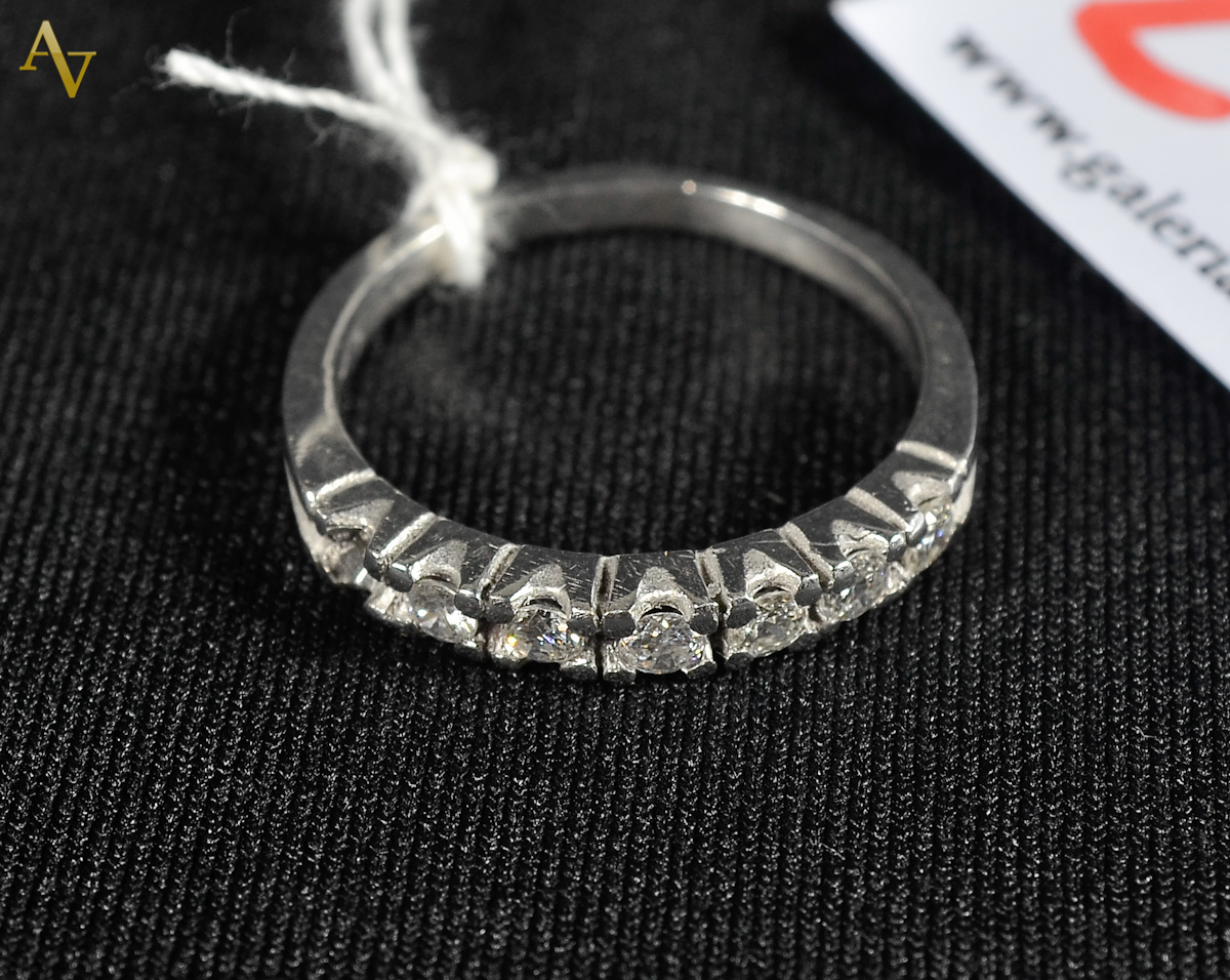 Meia alianca ouro branco com 7 brilhantes - aro 17 - 3gr.