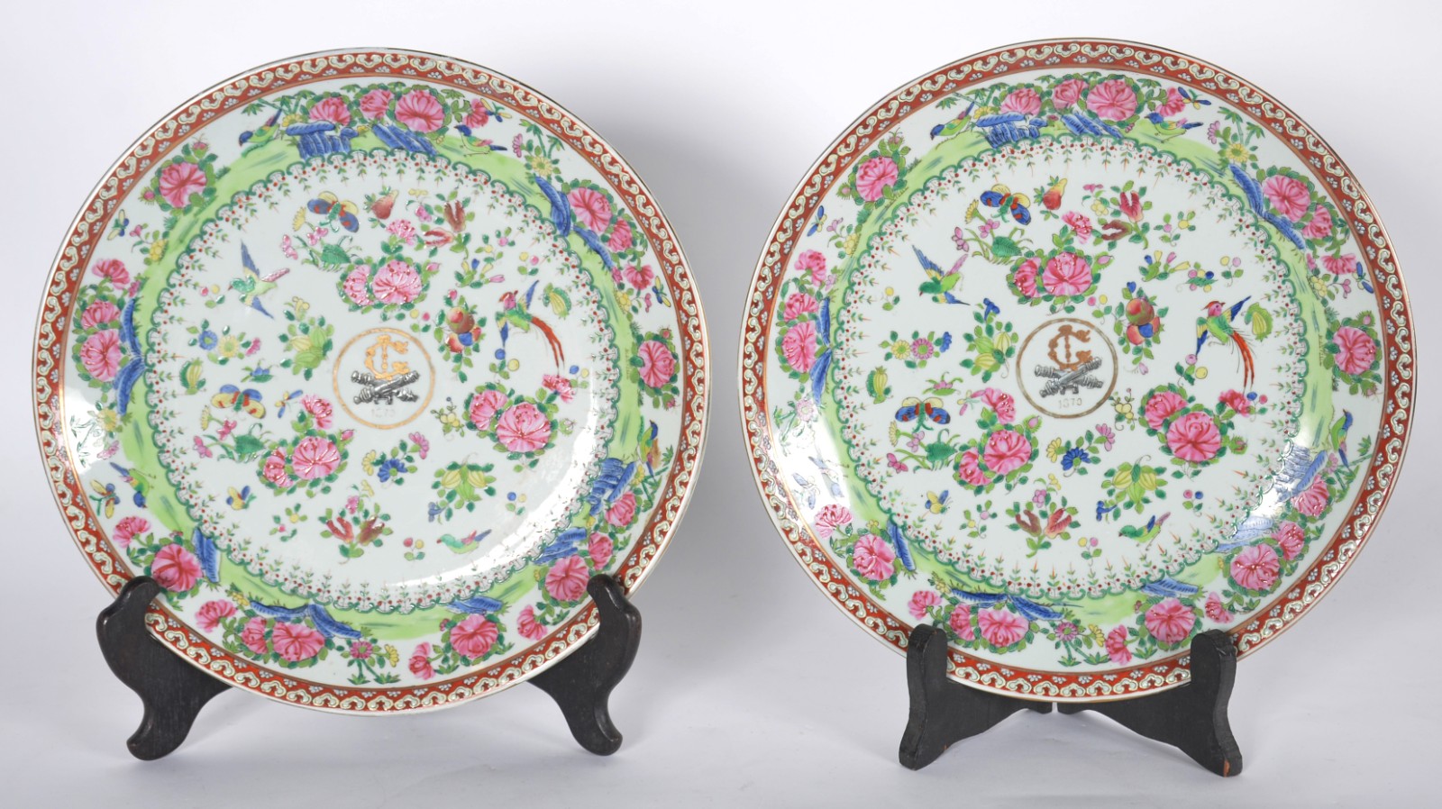 Par de pratos de porcelana oriental, decoração família verde. - foto 1 de 8