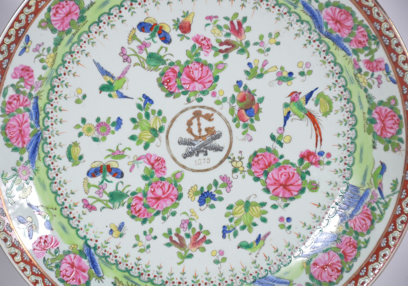 Par de pratos de porcelana oriental, decoração família verde. - foto 2 de 8