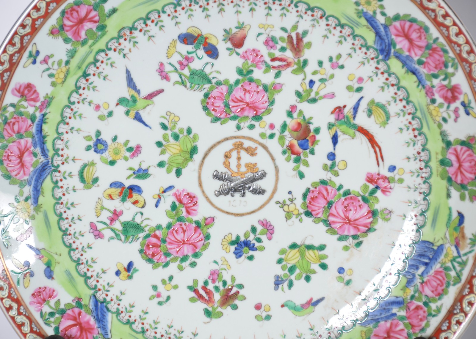 Par de pratos de porcelana oriental, decoração família verde. - foto 3 de 8