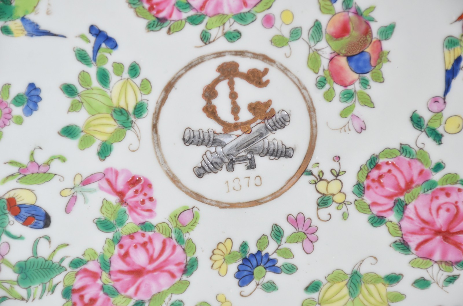 Par de pratos de porcelana oriental, decoração família verde. - foto 5 de 8